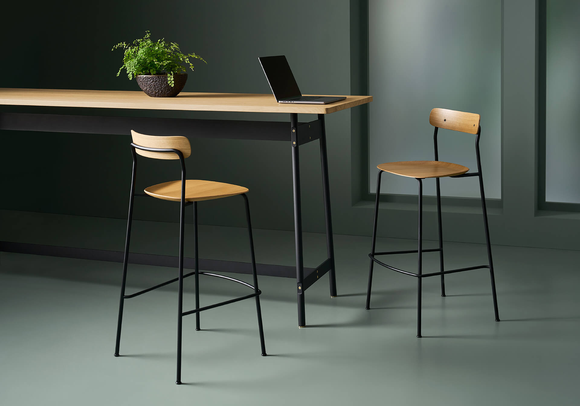 Simple and sleek, the Turme communal table will work in any current or future office layout. 